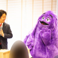 日本マクドナルド株式会社 マーケティング本部 ナショナルマーケティング部の大山 翔さんと、笑い合うグリマス