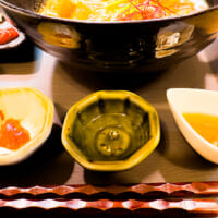 麻婆豆腐を味変できる、豆板醤と酢こしょう、ごま油3種類のタレ