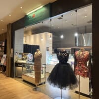 Wink鈴木早智子がカフェ店員に！紅白出場時の衣装なども展示しているコラボカフェ開催中