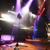 ヤマハが開発する技術を駆使し、ライブハウスと同じ環境で「結束バンド」の楽曲「光の中へ」の生演奏を再現