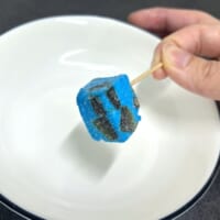 味はコンビニなどで見かけるコーラ味のグミに近い