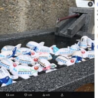 「水浴びしている飛行機たちが見られるのは飛行神社だけと思う」と、写真とともにＸに投稿したアライさん