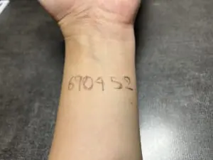 話題の「異世界転移チャレンジ」を検証 手首に“690452”と書いて寝ると