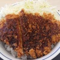 かつやの見せない美学とは……　ソースカツ丼に隠されたベーコンエッグをのぞき見してきた