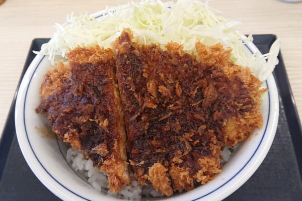 かつやの見せない美学とは……　ソースカツ丼に隠されたベーコンエッグをのぞき見してきた