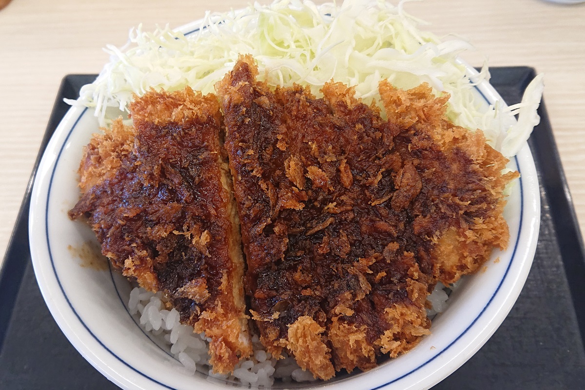 かつやの見せない美学とは……　ソースカツ丼に隠されたベーコンエッグをのぞき見してきた