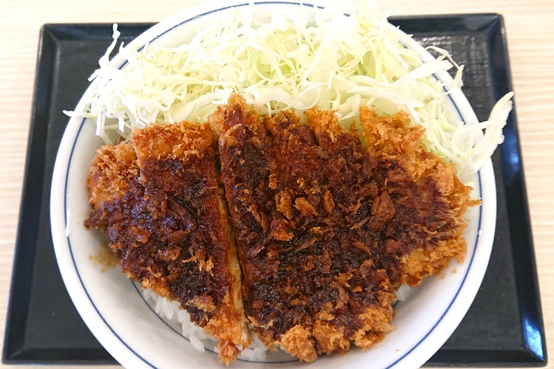 「ど真ん中ベーコンエッグソースカツ丼」（税込759円）