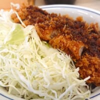 キャベツ側から見た「ど真ん中ベーコンエッグソースカツ丼」