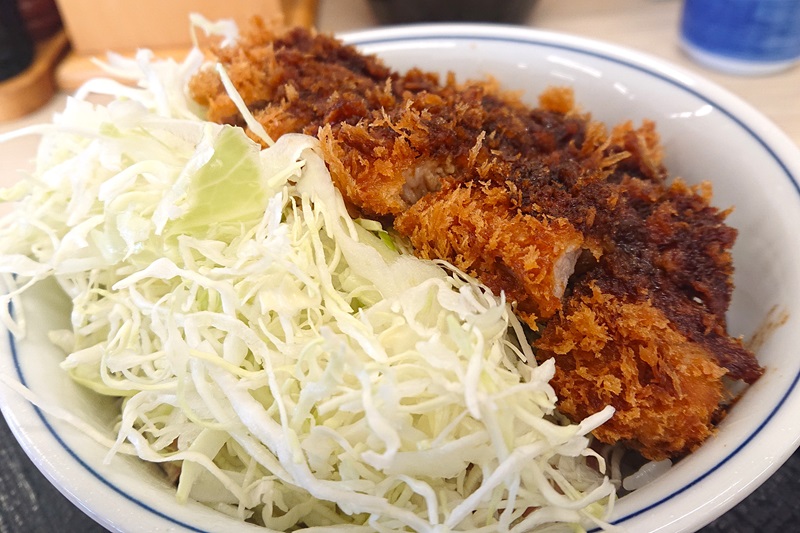 キャベツ側から見た「ど真ん中ベーコンエッグソースカツ丼」