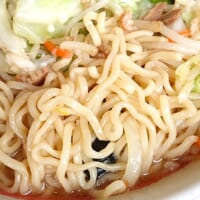 チャーシューの下にどっさり隠れていた麺