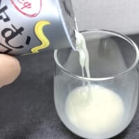 「飲むマヨ」をグラスに注ぐ