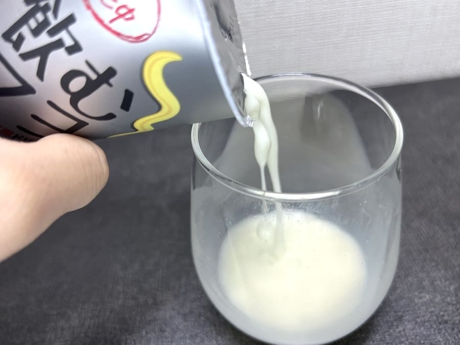 「飲むマヨ」をグラスに注ぐ