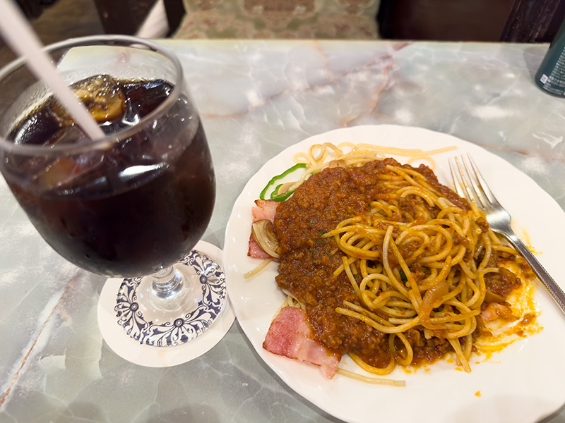 ランチセットのアイスコーヒーはさわやかな苦味でスッキリした気分に