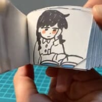 本を読んでいる女の子