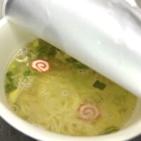 熱湯を注ぐ