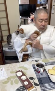 猫ちゃんをむんずとつかんで懐へ……お寺の住職の朝ご飯が幸せそうすぎる！