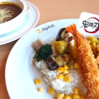 「音柱 宇髄天元の華麗にド派手なチーズカレー」（税込988円）