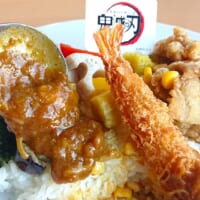 ナスやブロッコリーなどの野菜にもたっぷりチーズカレーをかける