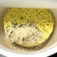 「かやく入り粉末スープ」を投入