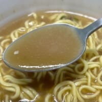 スープは白い油滴がてらてらと浮かんでいるが、味は意外とあっさり