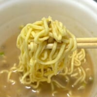 麺が加わるとちょっとこのあっさりさでは物足りない感じがする