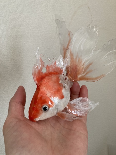 ヒレも見事に表現されているレジンの金魚