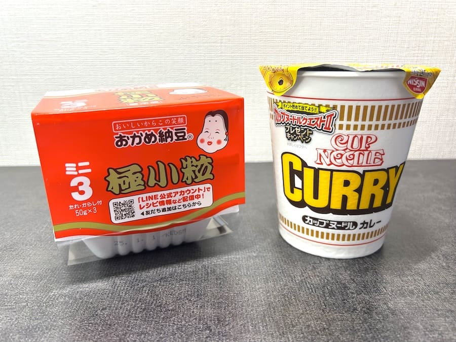 用意するのは通常サイズの「カップヌードル カレー」と「おかめ納豆」