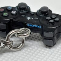 コントローラー上部に「DUALSHOCK2」の文字が