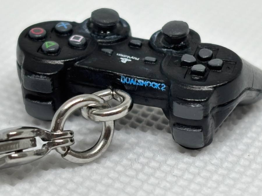 コントローラー上部に「DUALSHOCK2」の文字が