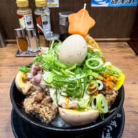 すた丼のクリスマス限定メニュー「極み肉玉ツリーすた丼」