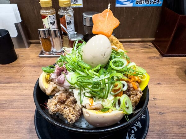 すた丼のクリスマス限定メニュー「極み肉玉ツリーすた丼」