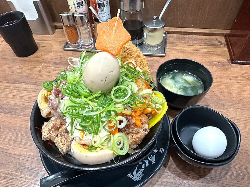 「極み肉玉ツリーすた丼」。デカ盛り丼に味噌汁、生玉子がついて、店内では税込1990円