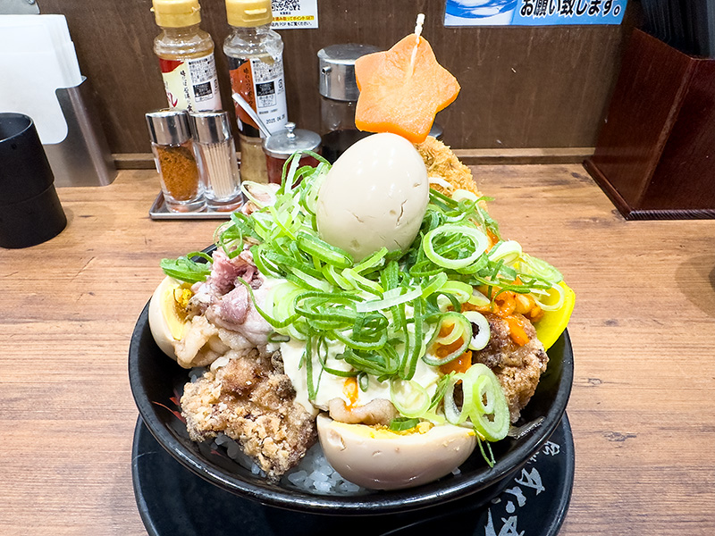 赤・緑・白のクリスマスカラーに彩られた「極み肉玉ツリーすた丼」