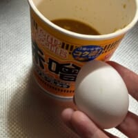 冷ましたスープに卵を割り入れる