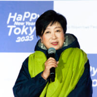 「今年も首都東京として日本を盛り上げながら、みなさんの豊かな暮らしのため、取り組んでまいります」と2025年の抱負を述べる小池都知事