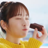 「ほどける濃厚ベイクドショコラ」を食べる川栄さん