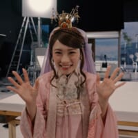 織姫の衣装を着る川栄さん