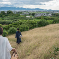 墳丘からは大和三山を見渡せる絶景が広がる