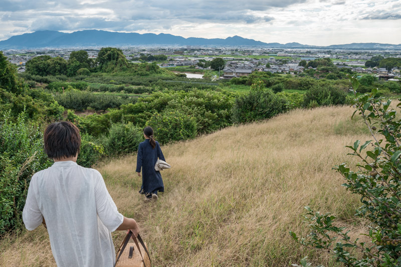 墳丘からは大和三山を見渡せる絶景が広がる