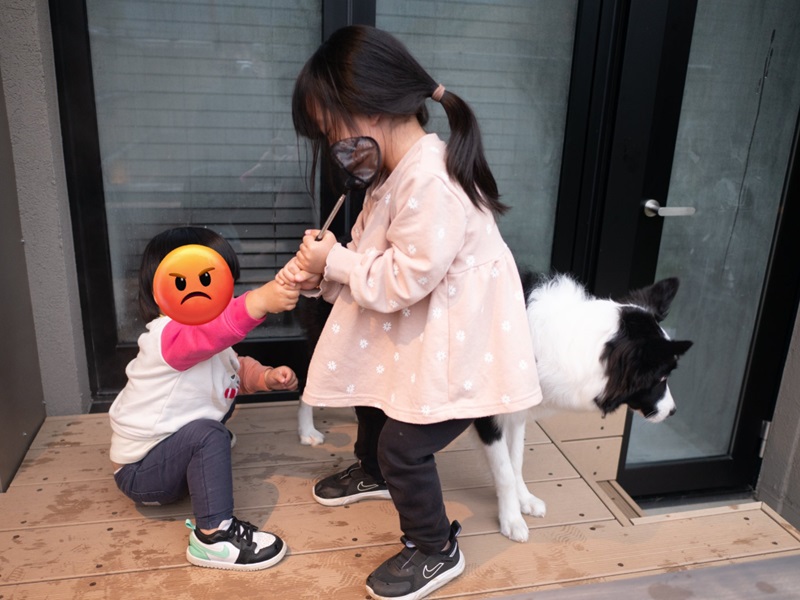 そそくさと2人から離れて退散するエマちゃん