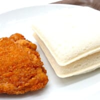 袋から出したファミチキとランチパックのたまご