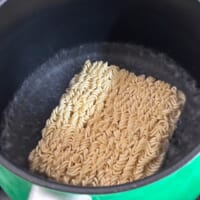 鍋にお湯を沸かし、麺をほぐす