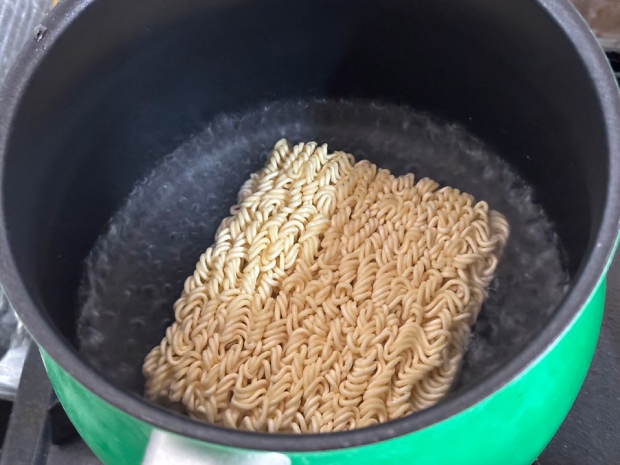 鍋にお湯を沸かし、麺をほぐす