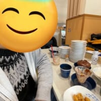 「いないはずのHIKAKINがいる」何気ない食事風景のはずが……不思議すぎる写真