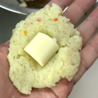 生地の中心にチーズを置く