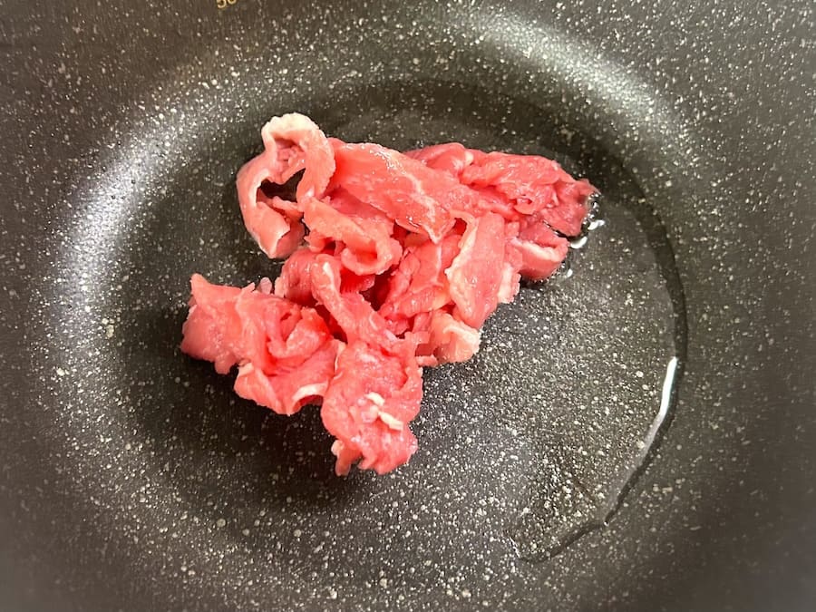 牛肉を焼く