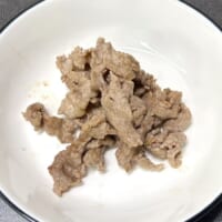 焼いた牛肉は少し臭みが増す