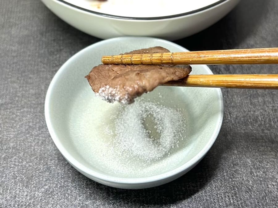 カンガルー肉を塩で食べる