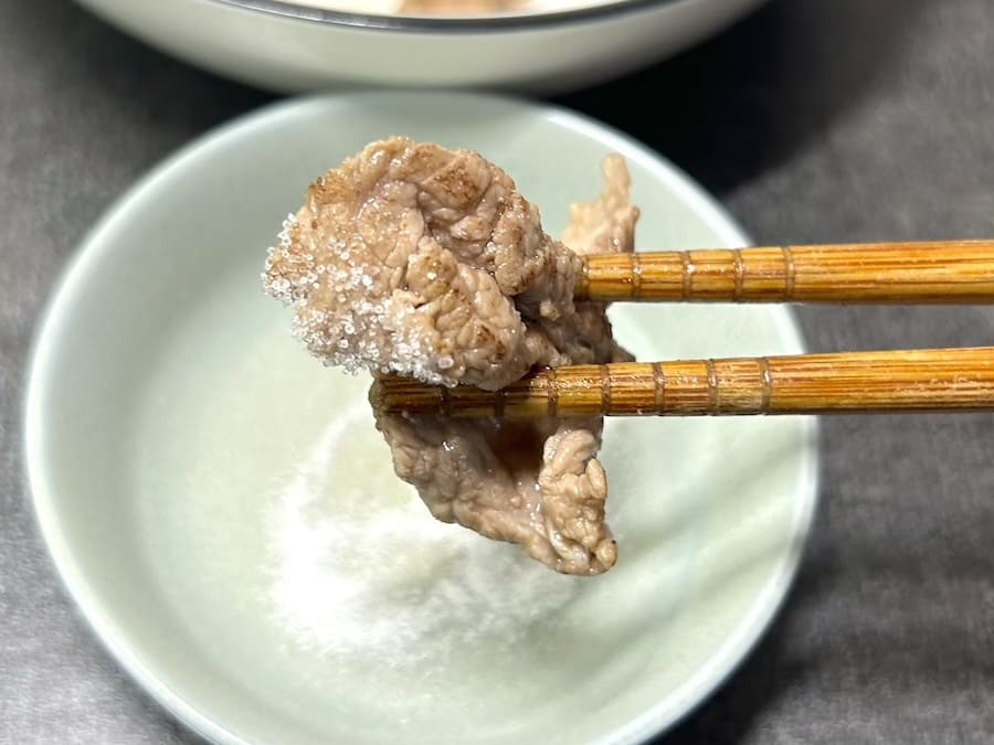 牛肉を塩で食べる