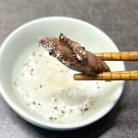 カンガルー肉を胡椒で食べる